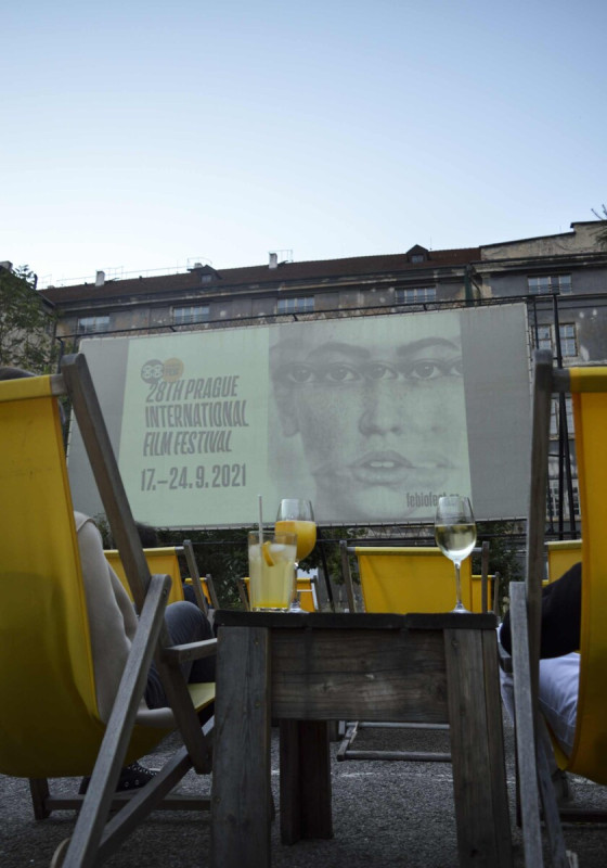 LAST YEAR’S WINNING COMEDY CALL MOM! SCREENED AT KASÁRNA KARLÍN OPEN-AIR CINEMA 